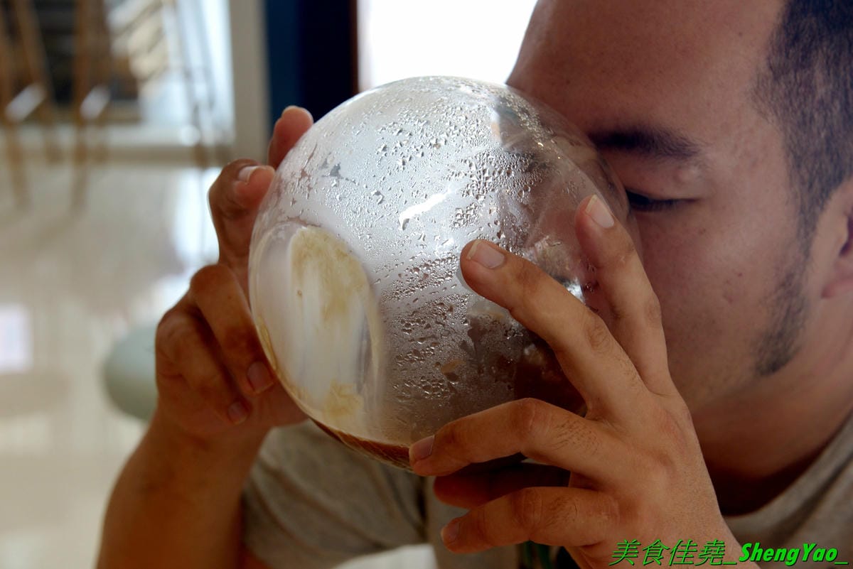 [台中北屯]ㄎㄎ冰果室 – 台中新開的超狂創意無極限冰果室,吃冰就送滷肉飯,剉冰整個超浮誇,大人味的冰是台啤加黑咖啡的冰磚,旁邊還附一杯大摩12年威士忌,水果冰也很扯,8種水果又多又大塊連