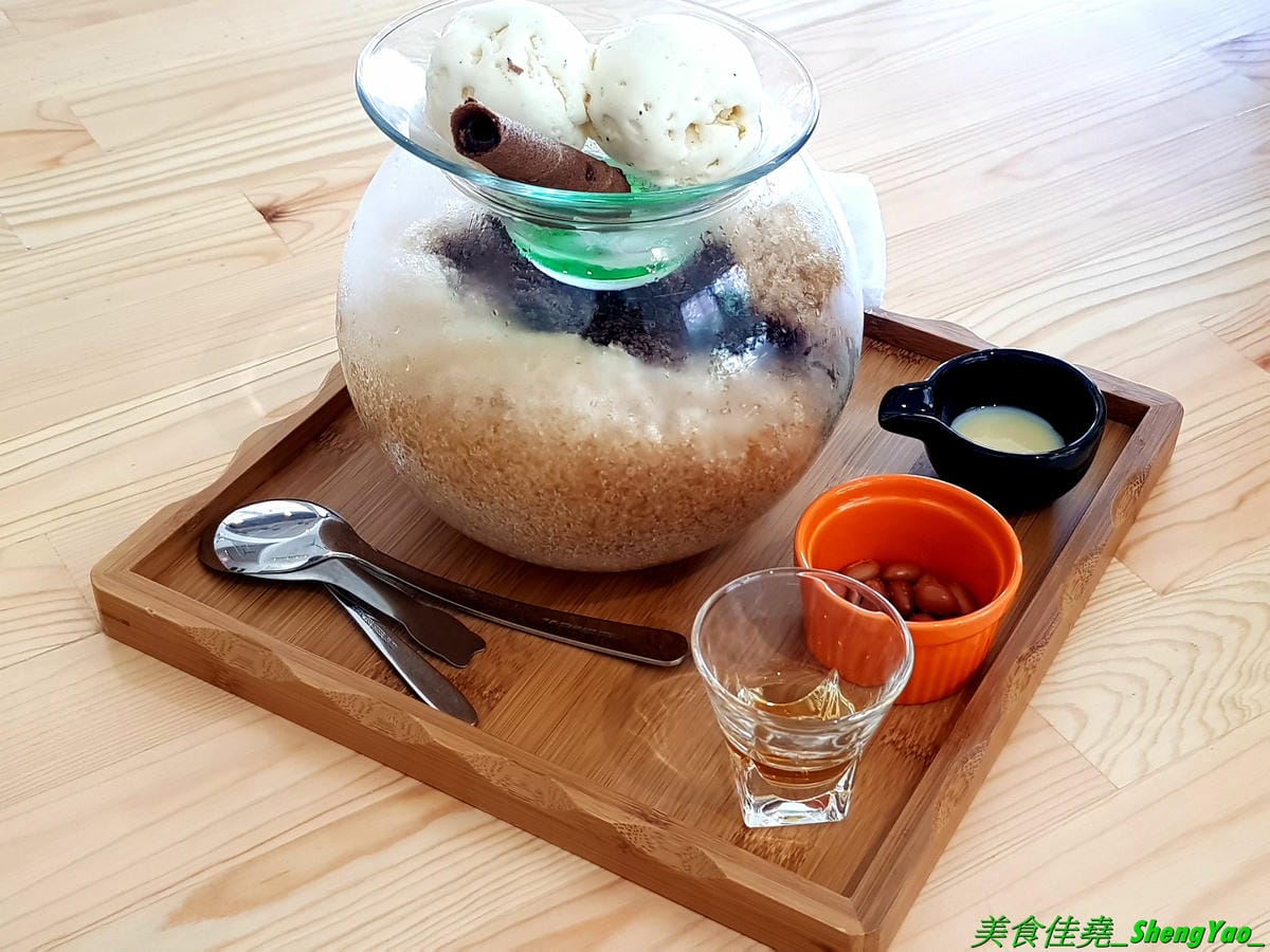 [台中北屯]ㄎㄎ冰果室 – 台中新開的超狂創意無極限冰果室,吃冰就送滷肉飯,剉冰整個超浮誇,大人味的冰是台啤加黑咖啡的冰磚,旁邊還附一杯大摩12年威士忌,水果冰也很扯,8種水果又多又大塊連