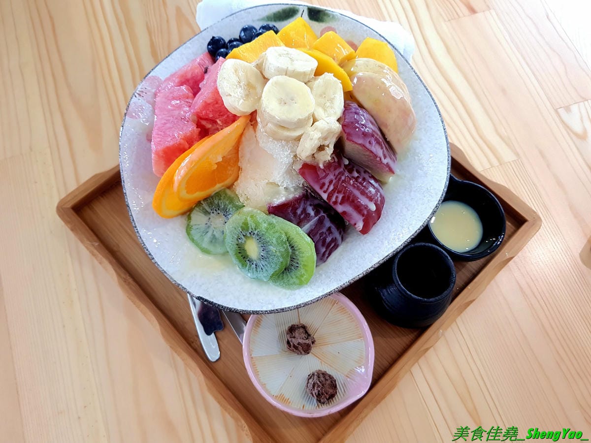 [台中北屯]ㄎㄎ冰果室 – 台中新開的超狂創意無極限冰果室,吃冰就送滷肉飯,剉冰整個超浮誇,大人味的冰是台啤加黑咖啡的冰磚,旁邊還附一杯大摩12年威士忌,水果冰也很扯,8種水果又多又大塊連