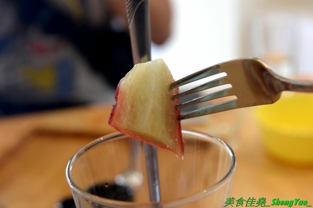 [台中北屯]ㄎㄎ冰果室 – 台中新開的超狂創意無極限冰果室,吃冰就送滷肉飯,剉冰整個超浮誇,大人味的冰是台啤加黑咖啡的冰磚,旁邊還附一杯大摩12年威士忌,水果冰也很扯,8種水果又多又大塊連