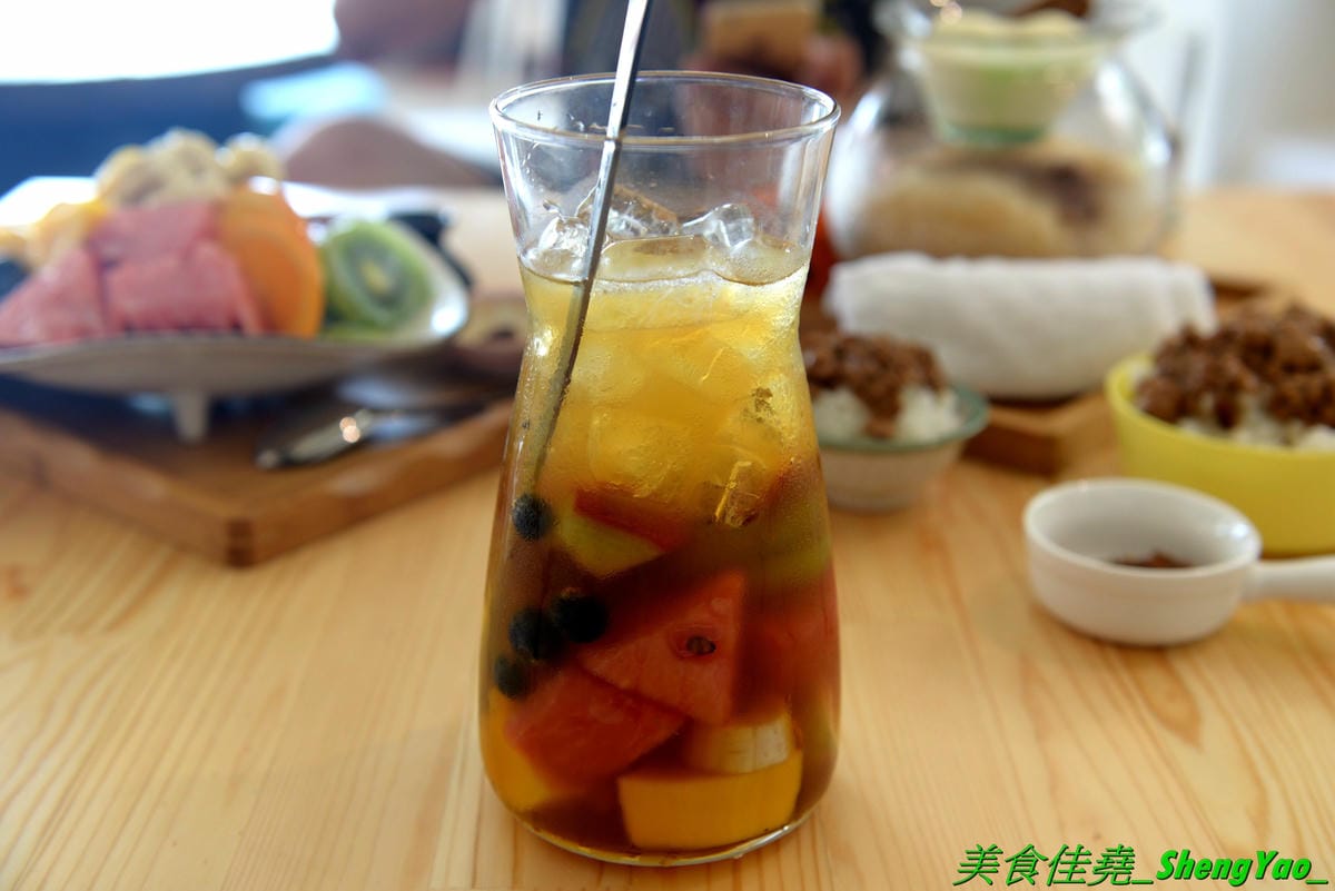 [台中北屯]ㄎㄎ冰果室 – 台中新開的超狂創意無極限冰果室,吃冰就送滷肉飯,剉冰整個超浮誇,大人味的冰是台啤加黑咖啡的冰磚,旁邊還附一杯大摩12年威士忌,水果冰也很扯,8種水果又多又大塊連