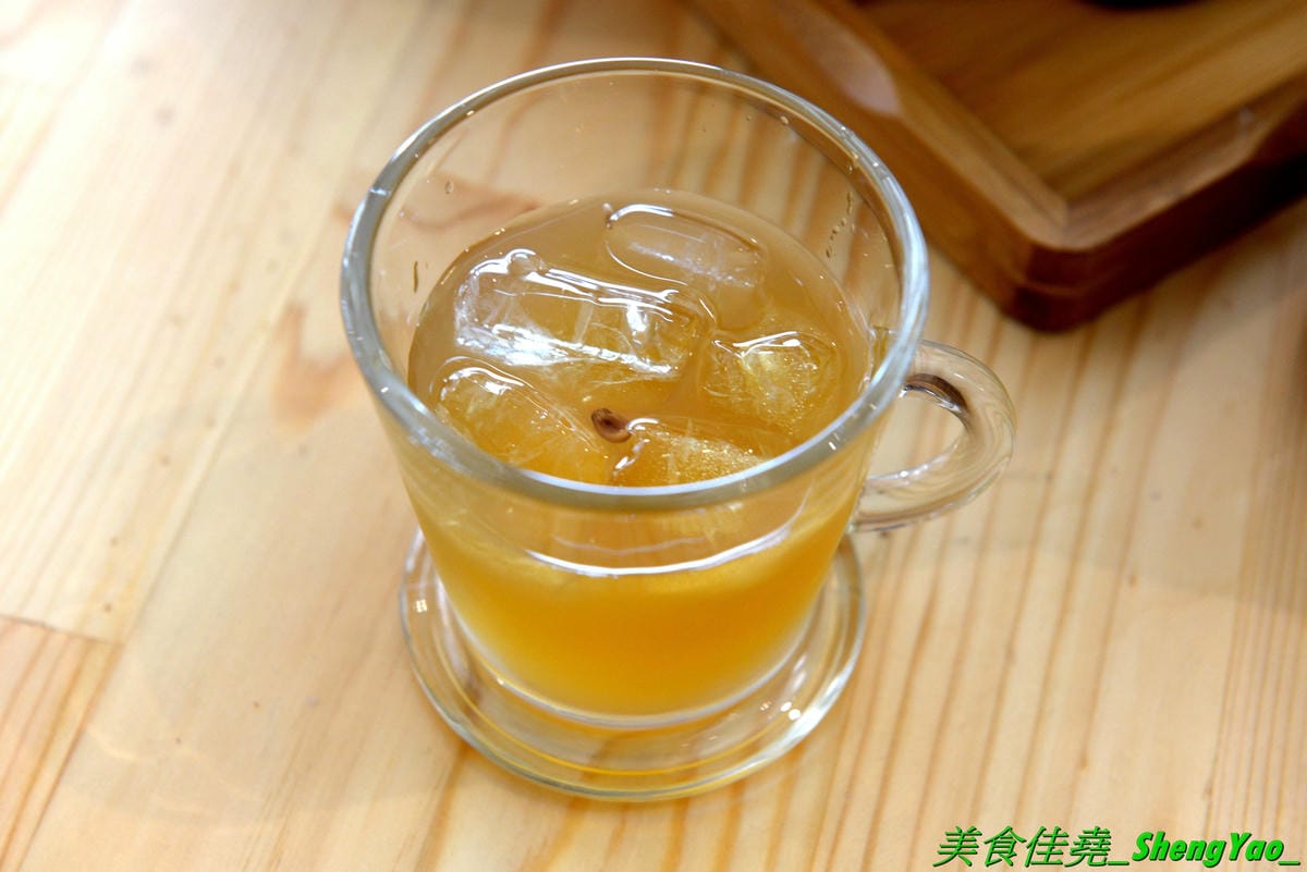 [台中北屯]ㄎㄎ冰果室 – 台中新開的超狂創意無極限冰果室,吃冰就送滷肉飯,剉冰整個超浮誇,大人味的冰是台啤加黑咖啡的冰磚,旁邊還附一杯大摩12年威士忌,水果冰也很扯,8種水果又多又大塊連