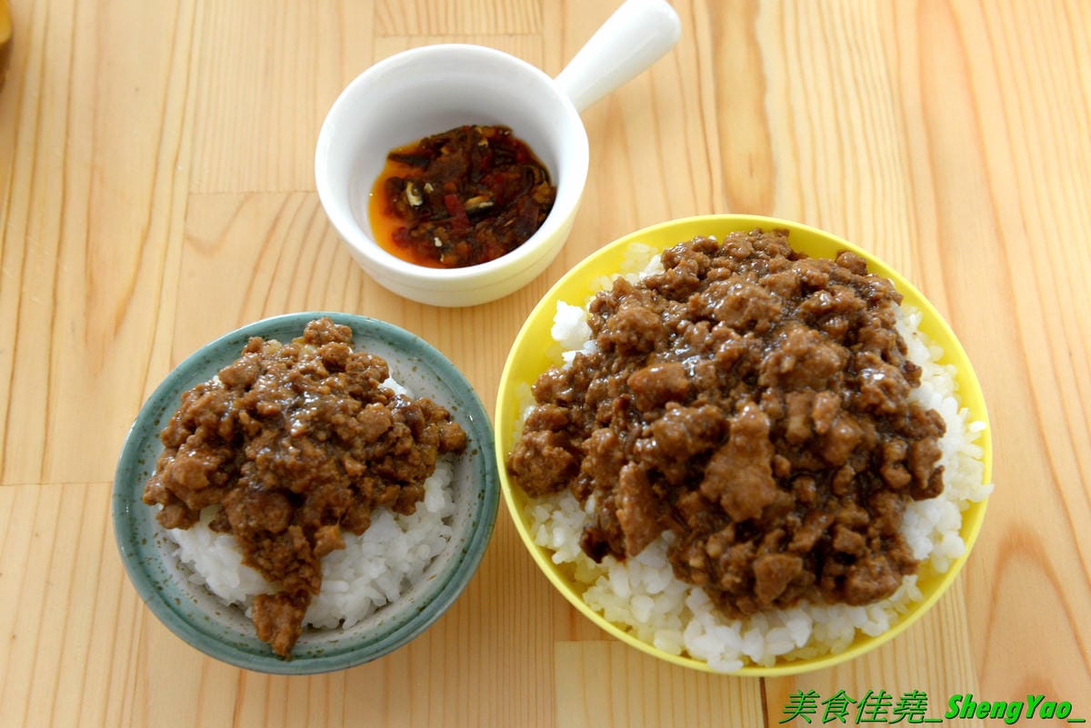 [台中北屯]ㄎㄎ冰果室 – 台中新開的超狂創意無極限冰果室,吃冰就送滷肉飯,剉冰整個超浮誇,大人味的冰是台啤加黑咖啡的冰磚,旁邊還附一杯大摩12年威士忌,水果冰也很扯,8種水果又多又大塊連