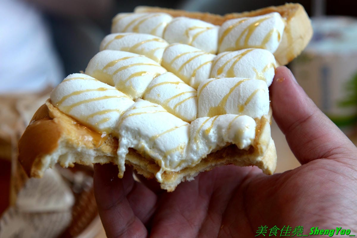 [台中清水]幸福早餐坊 清水店 – 梧棲超人氣早餐店清水分店,店內裝潢設計用心,還有白色木馬網美拍照區,吃早餐也可以當作是聚餐,餐點種類超過100樣,還有套餐和超值特餐,選擇性很豐富,天天吃