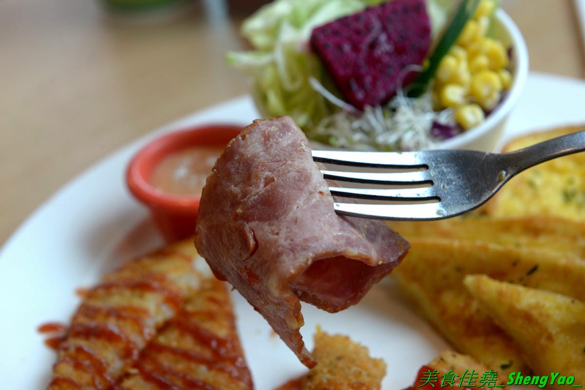 [台中清水]幸福早餐坊 清水店 – 梧棲超人氣早餐店清水分店,店內裝潢設計用心,還有白色木馬網美拍照區,吃早餐也可以當作是聚餐,餐點種類超過100樣,還有套餐和超值特餐,選擇性很豐富,天天吃
