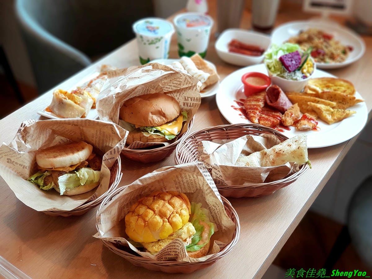 [台中清水]幸福早餐坊 清水店 – 梧棲超人氣早餐店清水分店,店內裝潢設計用心,還有白色木馬網美拍照區,吃早餐也可以當作是聚餐,餐點種類超過100樣,還有套餐和超值特餐,選擇性很豐富,天天吃