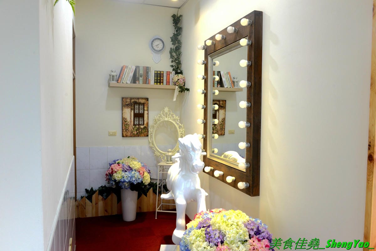 [台中清水]幸福早餐坊 清水店 – 梧棲超人氣早餐店清水分店,店內裝潢設計用心,還有白色木馬網美拍照區,吃早餐也可以當作是聚餐,餐點種類超過100樣,還有套餐和超值特餐,選擇性很豐富,天天吃