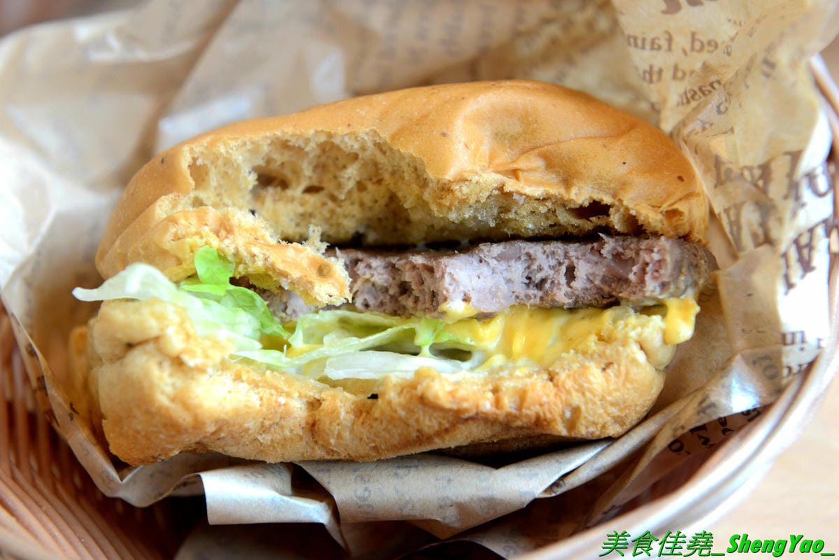 [台中清水]幸福早餐坊 清水店 – 梧棲超人氣早餐店清水分店,店內裝潢設計用心,還有白色木馬網美拍照區,吃早餐也可以當作是聚餐,餐點種類超過100樣,還有套餐和超值特餐,選擇性很豐富,天天吃