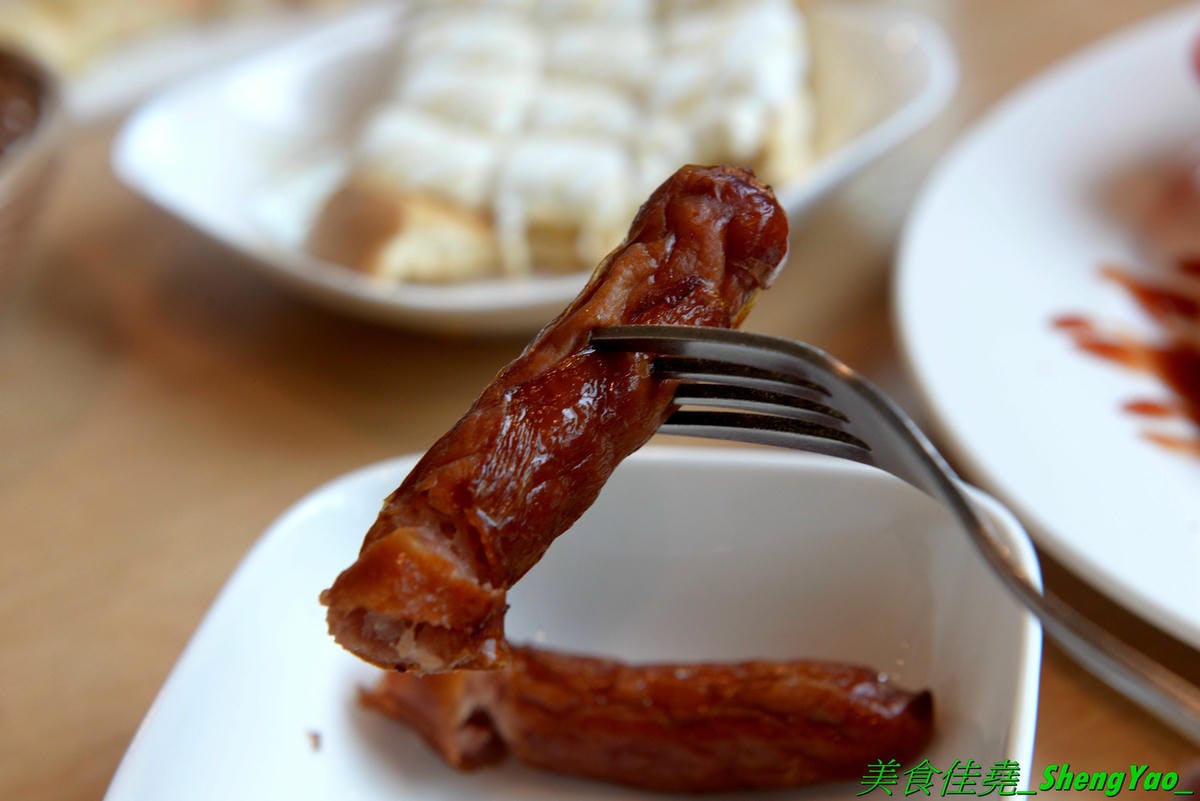 [台中清水]幸福早餐坊 清水店 – 梧棲超人氣早餐店清水分店,店內裝潢設計用心,還有白色木馬網美拍照區,吃早餐也可以當作是聚餐,餐點種類超過100樣,還有套餐和超值特餐,選擇性很豐富,天天吃