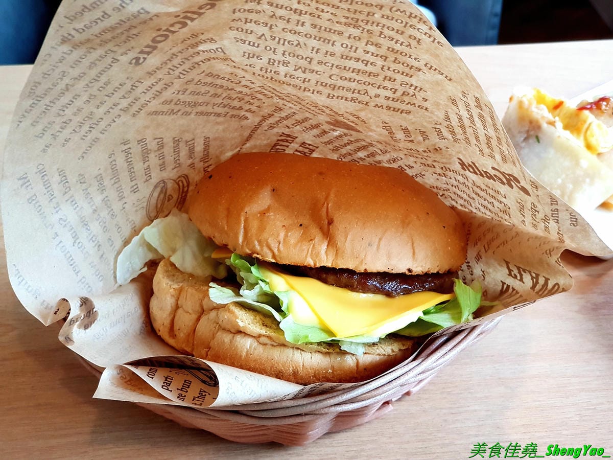 [台中清水]幸福早餐坊 清水店 – 梧棲超人氣早餐店清水分店,店內裝潢設計用心,還有白色木馬網美拍照區,吃早餐也可以當作是聚餐,餐點種類超過100樣,還有套餐和超值特餐,選擇性很豐富,天天吃