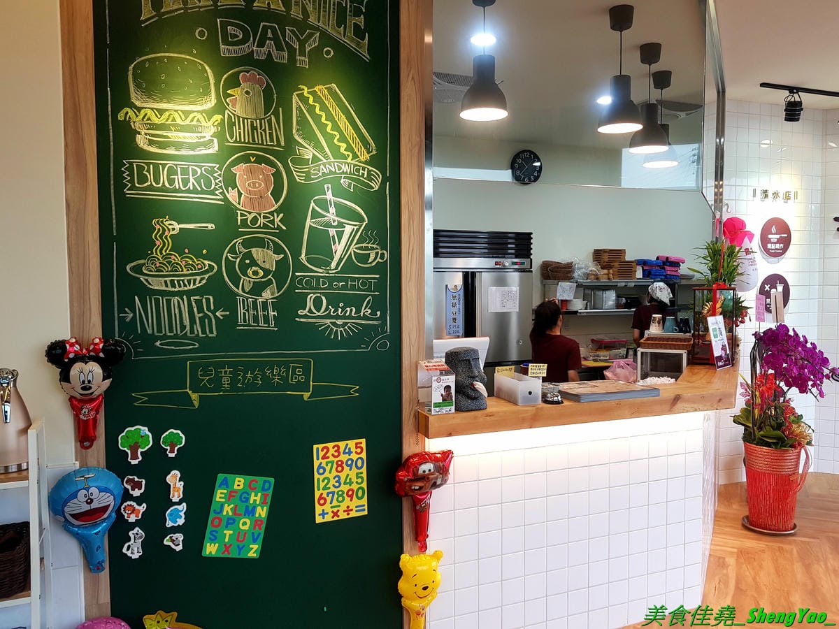 [台中清水]幸福早餐坊 清水店 – 梧棲超人氣早餐店清水分店,店內裝潢設計用心,還有白色木馬網美拍照區,吃早餐也可以當作是聚餐,餐點種類超過100樣,還有套餐和超值特餐,選擇性很豐富,天天吃