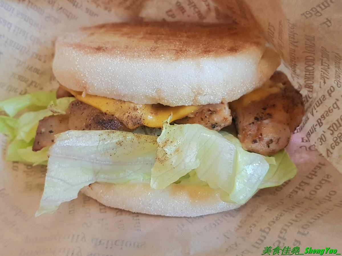 [台中清水]幸福早餐坊 清水店 – 梧棲超人氣早餐店清水分店,店內裝潢設計用心,還有白色木馬網美拍照區,吃早餐也可以當作是聚餐,餐點種類超過100樣,還有套餐和超值特餐,選擇性很豐富,天天吃