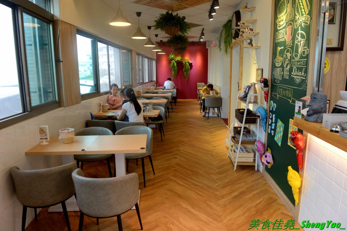 [台中清水]幸福早餐坊 清水店 – 梧棲超人氣早餐店清水分店,店內裝潢設計用心,還有白色木馬網美拍照區,吃早餐也可以當作是聚餐,餐點種類超過100樣,還有套餐和超值特餐,選擇性很豐富,天天吃