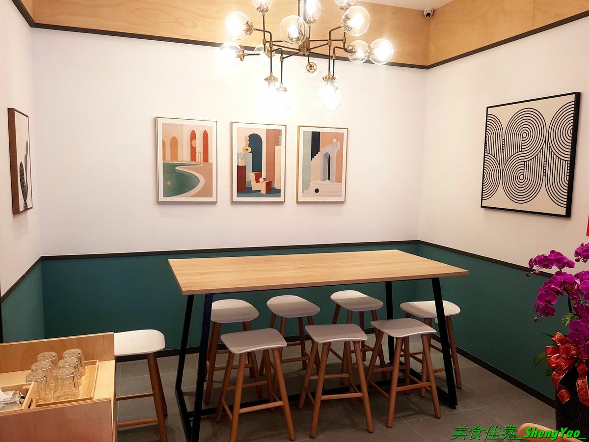 [台中北區]ONE PUNCH 一拳咖啡 – 和一拳超人沒有關係的咖啡、鬆餅專賣店,大推他們的三層日式厚鬆餅,使用日本進口麵粉、小農鮮乳和台灣牧場元氣蛋製作,帶有濃濃雞蛋香,鬆軟綿密微微空氣感,口