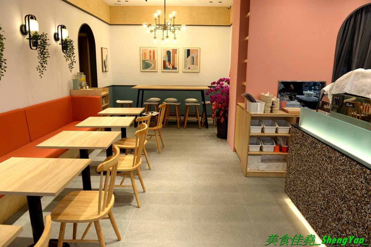 [台中北區]ONE PUNCH 一拳咖啡 – 和一拳超人沒有關係的咖啡、鬆餅專賣店,大推他們的三層日式厚鬆餅,使用日本進口麵粉、小農鮮乳和台灣牧場元氣蛋製作,帶有濃濃雞蛋香,鬆軟綿密微微空氣感,口