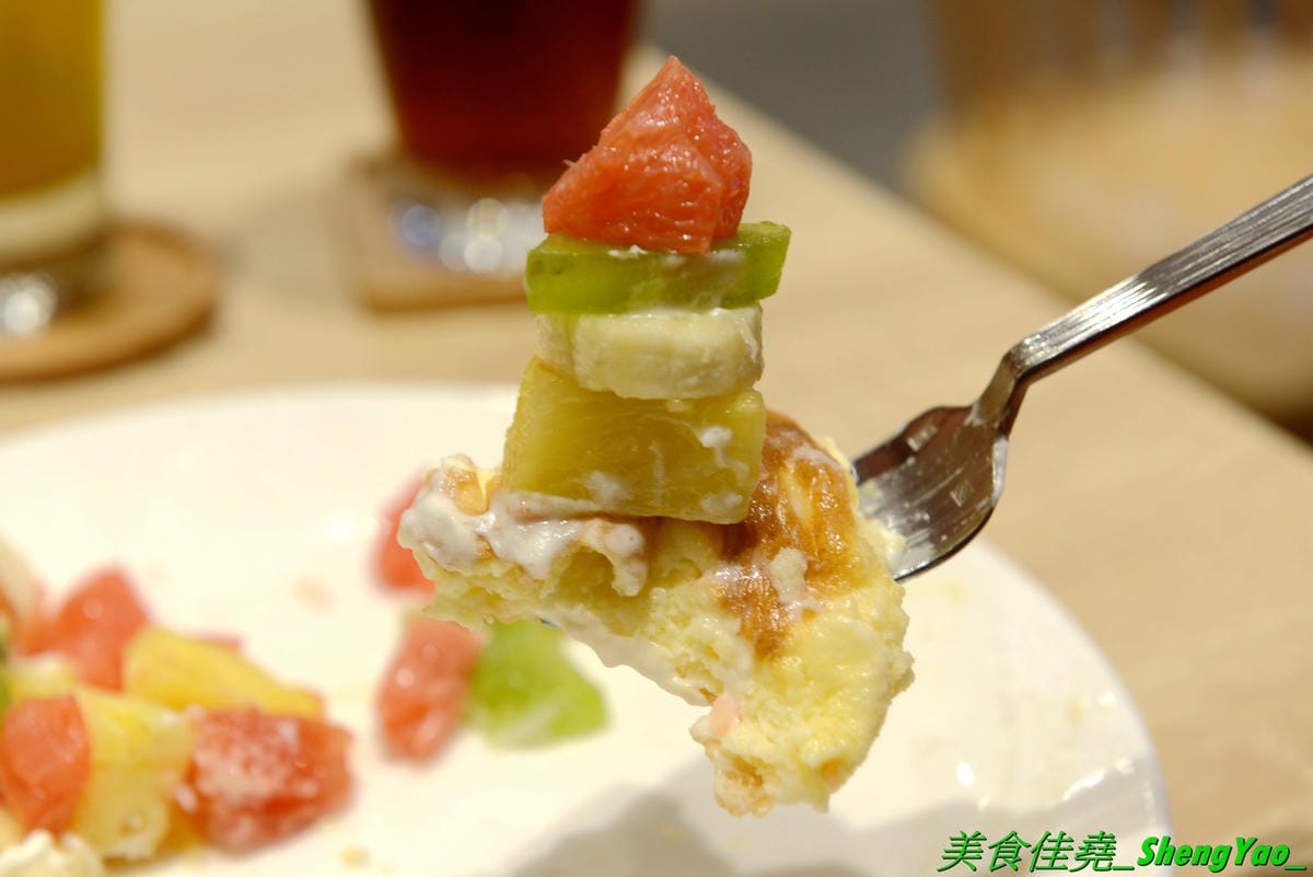 [台中北區]ONE PUNCH 一拳咖啡 – 和一拳超人沒有關係的咖啡、鬆餅專賣店,大推他們的三層日式厚鬆餅,使用日本進口麵粉、小農鮮乳和台灣牧場元氣蛋製作,帶有濃濃雞蛋香,鬆軟綿密微微空氣感,口