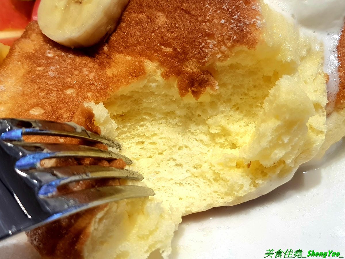 [台中北區]ONE PUNCH 一拳咖啡 – 和一拳超人沒有關係的咖啡、鬆餅專賣店,大推他們的三層日式厚鬆餅,使用日本進口麵粉、小農鮮乳和台灣牧場元氣蛋製作,帶有濃濃雞蛋香,鬆軟綿密微微空氣感,口