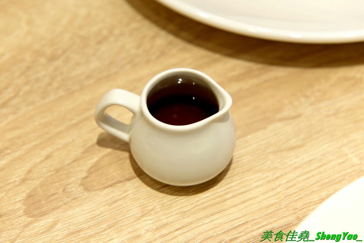 [台中北區]ONE PUNCH 一拳咖啡 – 和一拳超人沒有關係的咖啡、鬆餅專賣店,大推他們的三層日式厚鬆餅,使用日本進口麵粉、小農鮮乳和台灣牧場元氣蛋製作,帶有濃濃雞蛋香,鬆軟綿密微微空氣感,口