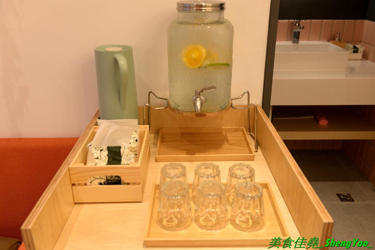[台中北區]ONE PUNCH 一拳咖啡 – 和一拳超人沒有關係的咖啡、鬆餅專賣店,大推他們的三層日式厚鬆餅,使用日本進口麵粉、小農鮮乳和台灣牧場元氣蛋製作,帶有濃濃雞蛋香,鬆軟綿密微微空氣感,口