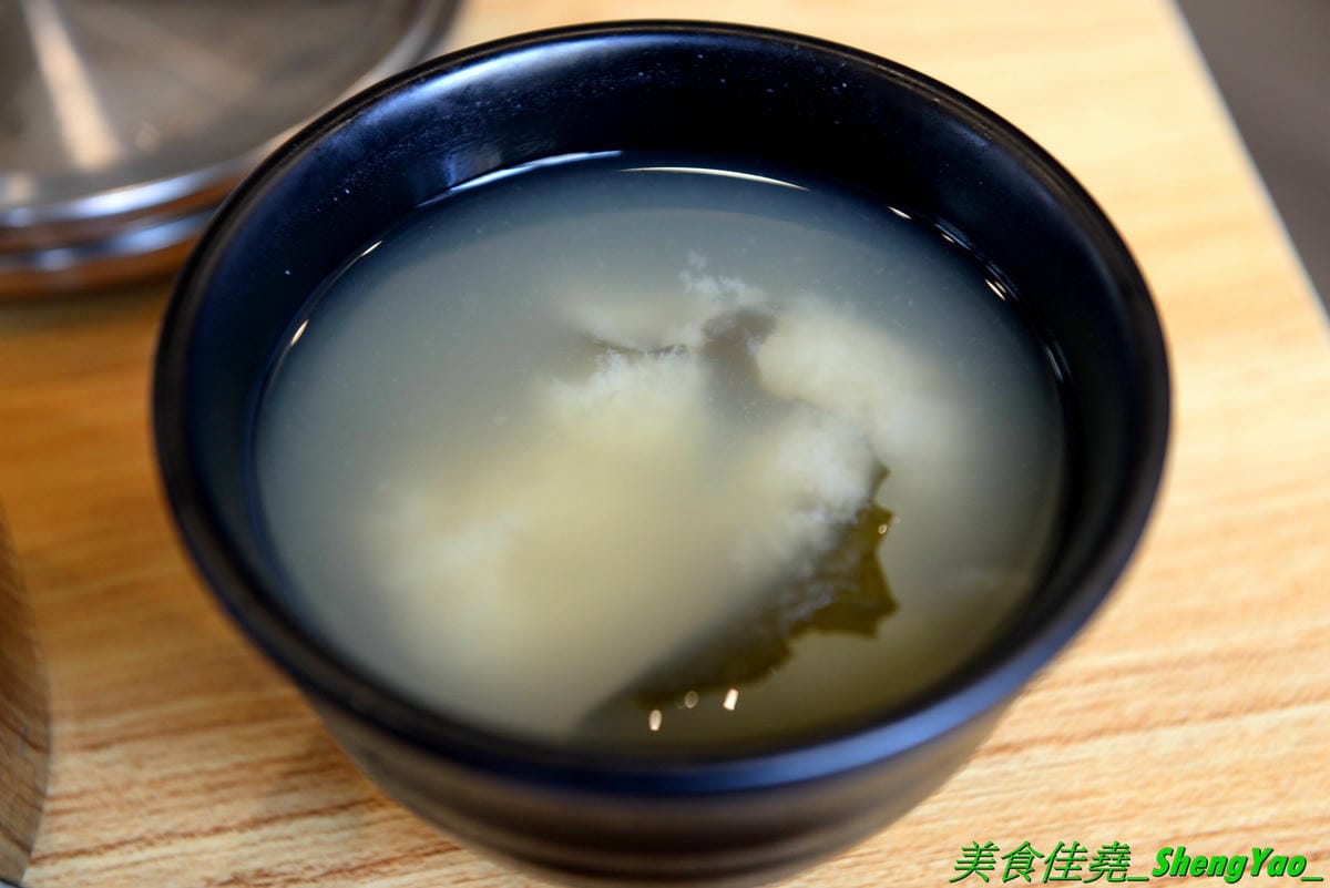 [台中沙鹿]mama手作飯盒 – 沙鹿新開的手作飯盒專賣店,菜色豐盛口味佳,有媽媽的味道,份量充足,還能加大份量連男生都吃得飽,內用是以圓型鐵便當盒當容器,令人想起小時候上學帶便當的日子。