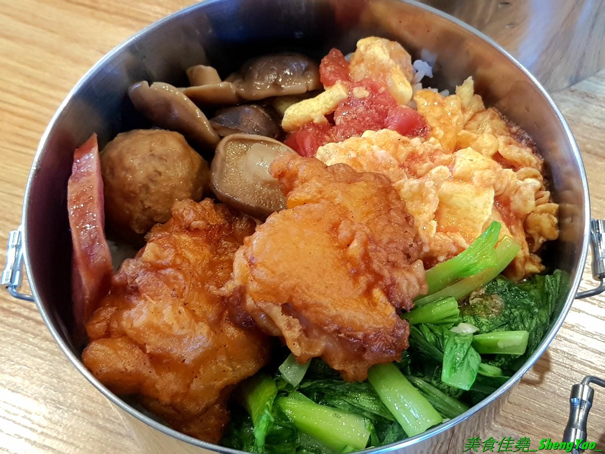 [台中沙鹿]mama手作飯盒 – 沙鹿新開的手作飯盒專賣店,菜色豐盛口味佳,有媽媽的味道,份量充足,還能加大份量連男生都吃得飽,內用是以圓型鐵便當盒當容器,令人想起小時候上學帶便當的日子。