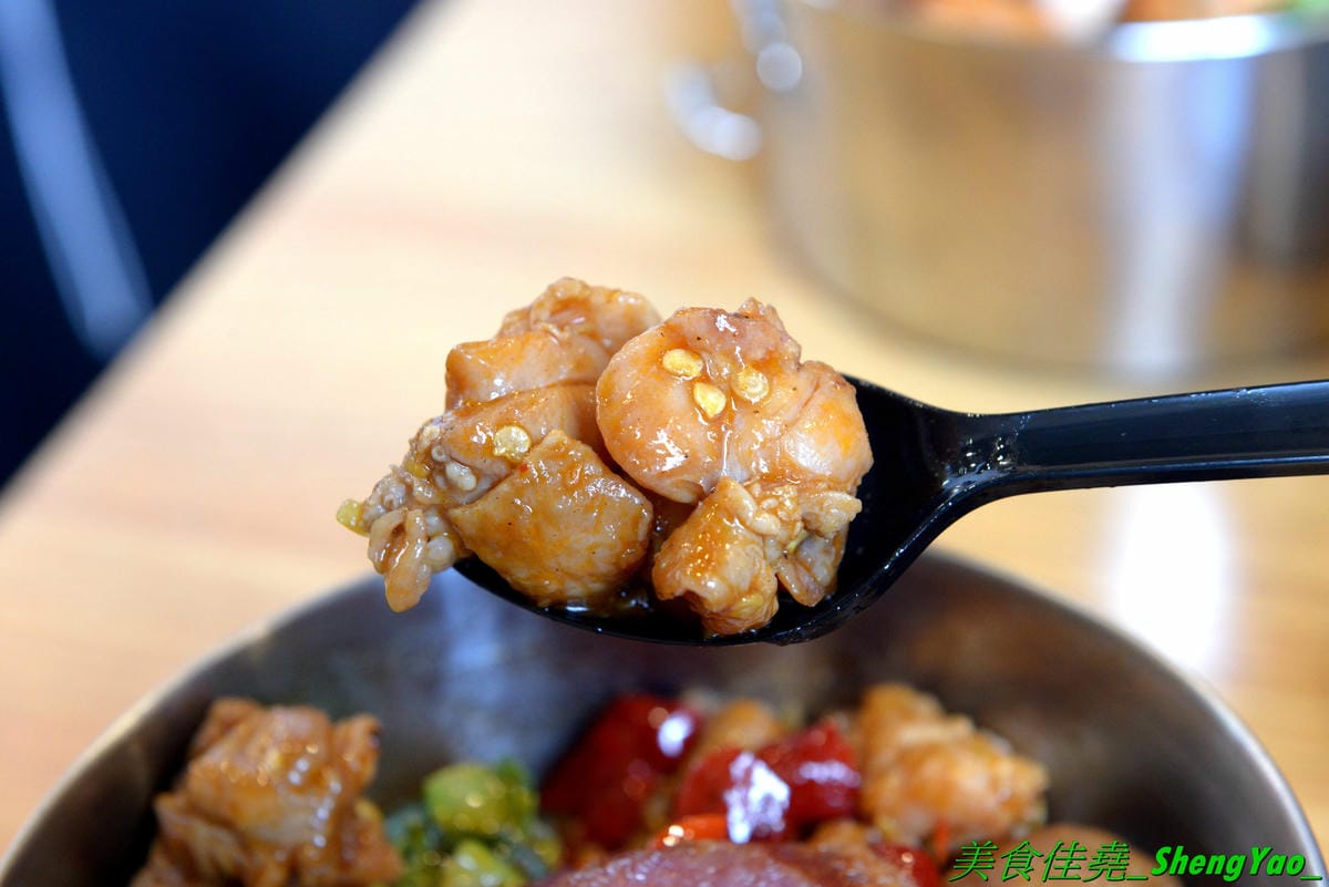 [台中沙鹿]mama手作飯盒 – 沙鹿新開的手作飯盒專賣店,菜色豐盛口味佳,有媽媽的味道,份量充足,還能加大份量連男生都吃得飽,內用是以圓型鐵便當盒當容器,令人想起小時候上學帶便當的日子。