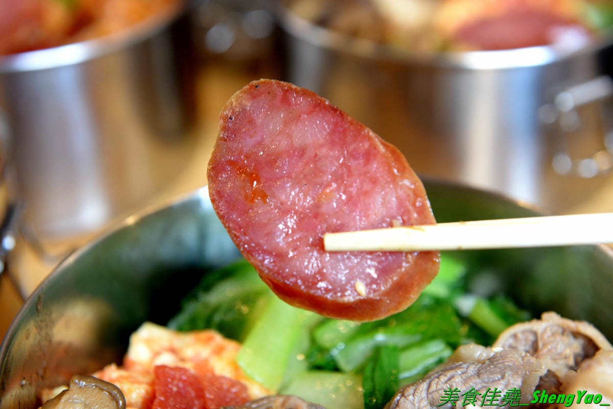 [台中沙鹿]mama手作飯盒 – 沙鹿新開的手作飯盒專賣店,菜色豐盛口味佳,有媽媽的味道,份量充足,還能加大份量連男生都吃得飽,內用是以圓型鐵便當盒當容器,令人想起小時候上學帶便當的日子。