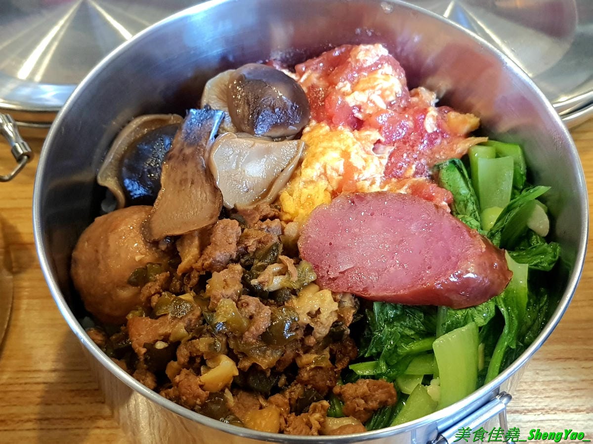 [台中沙鹿]mama手作飯盒 – 沙鹿新開的手作飯盒專賣店,菜色豐盛口味佳,有媽媽的味道,份量充足,還能加大份量連男生都吃得飽,內用是以圓型鐵便當盒當容器,令人想起小時候上學帶便當的日子。