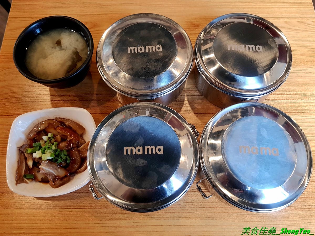 [台中沙鹿]mama手作飯盒 – 沙鹿新開的手作飯盒專賣店,菜色豐盛口味佳,有媽媽的味道,份量充足,還能加大份量連男生都吃得飽,內用是以圓型鐵便當盒當容器,令人想起小時候上學帶便當的日子。