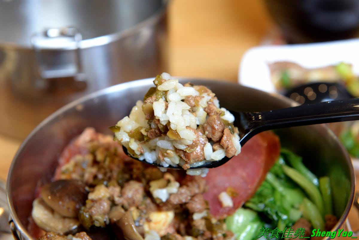 [台中沙鹿]mama手作飯盒 – 沙鹿新開的手作飯盒專賣店,菜色豐盛口味佳,有媽媽的味道,份量充足,還能加大份量連男生都吃得飽,內用是以圓型鐵便當盒當容器,令人想起小時候上學帶便當的日子。