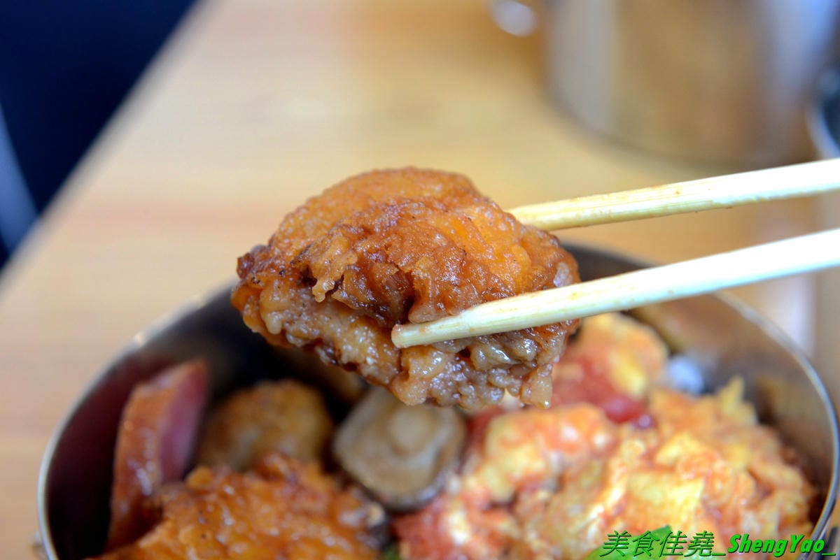 [台中沙鹿]mama手作飯盒 – 沙鹿新開的手作飯盒專賣店,菜色豐盛口味佳,有媽媽的味道,份量充足,還能加大份量連男生都吃得飽,內用是以圓型鐵便當盒當容器,令人想起小時候上學帶便當的日子。