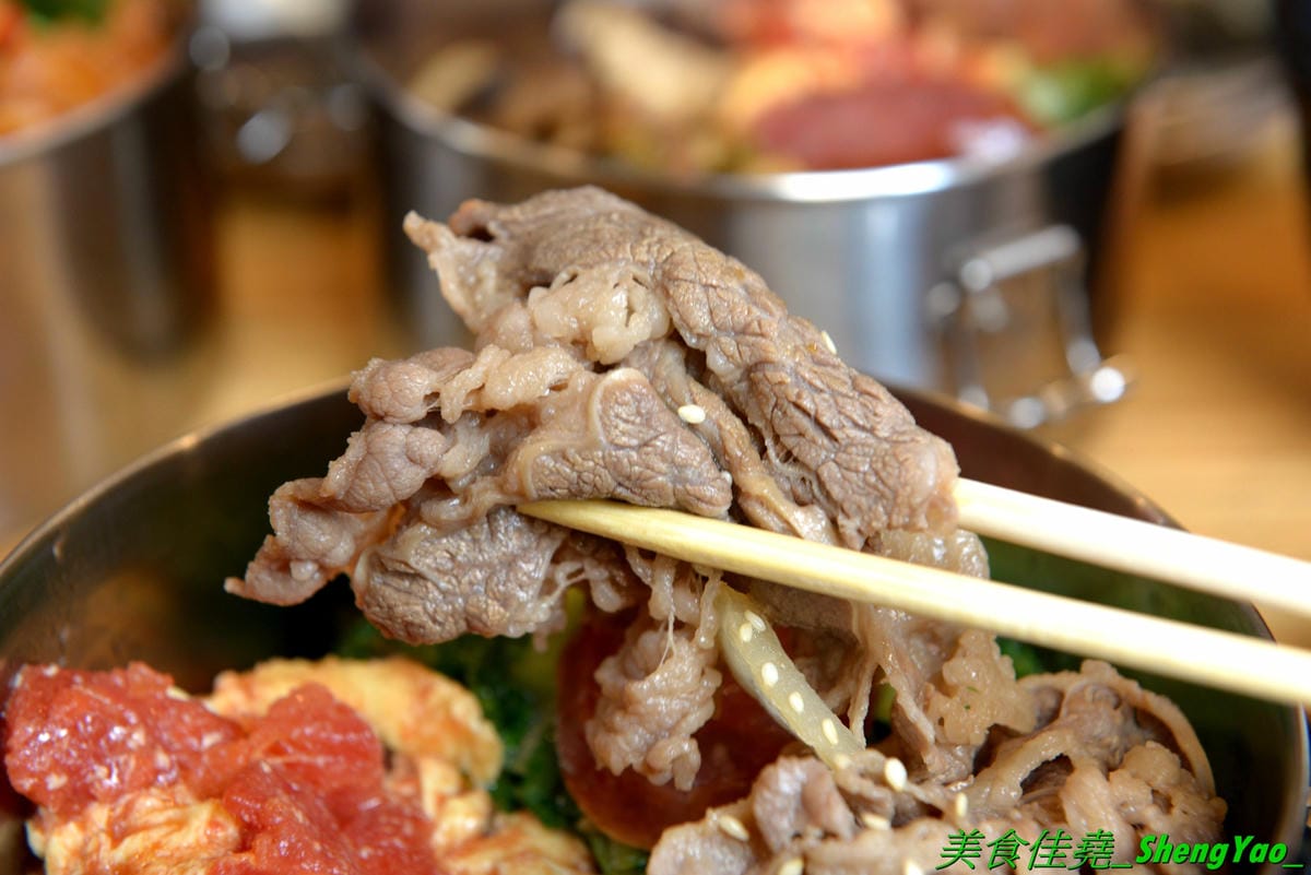 [台中沙鹿]mama手作飯盒 – 沙鹿新開的手作飯盒專賣店,菜色豐盛口味佳,有媽媽的味道,份量充足,還能加大份量連男生都吃得飽,內用是以圓型鐵便當盒當容器,令人想起小時候上學帶便當的日子。