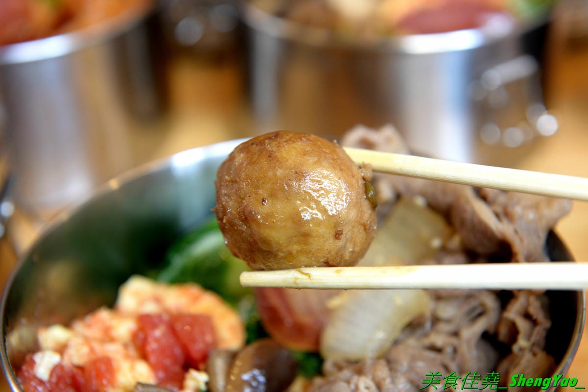 [台中沙鹿]mama手作飯盒 – 沙鹿新開的手作飯盒專賣店,菜色豐盛口味佳,有媽媽的味道,份量充足,還能加大份量連男生都吃得飽,內用是以圓型鐵便當盒當容器,令人想起小時候上學帶便當的日子。