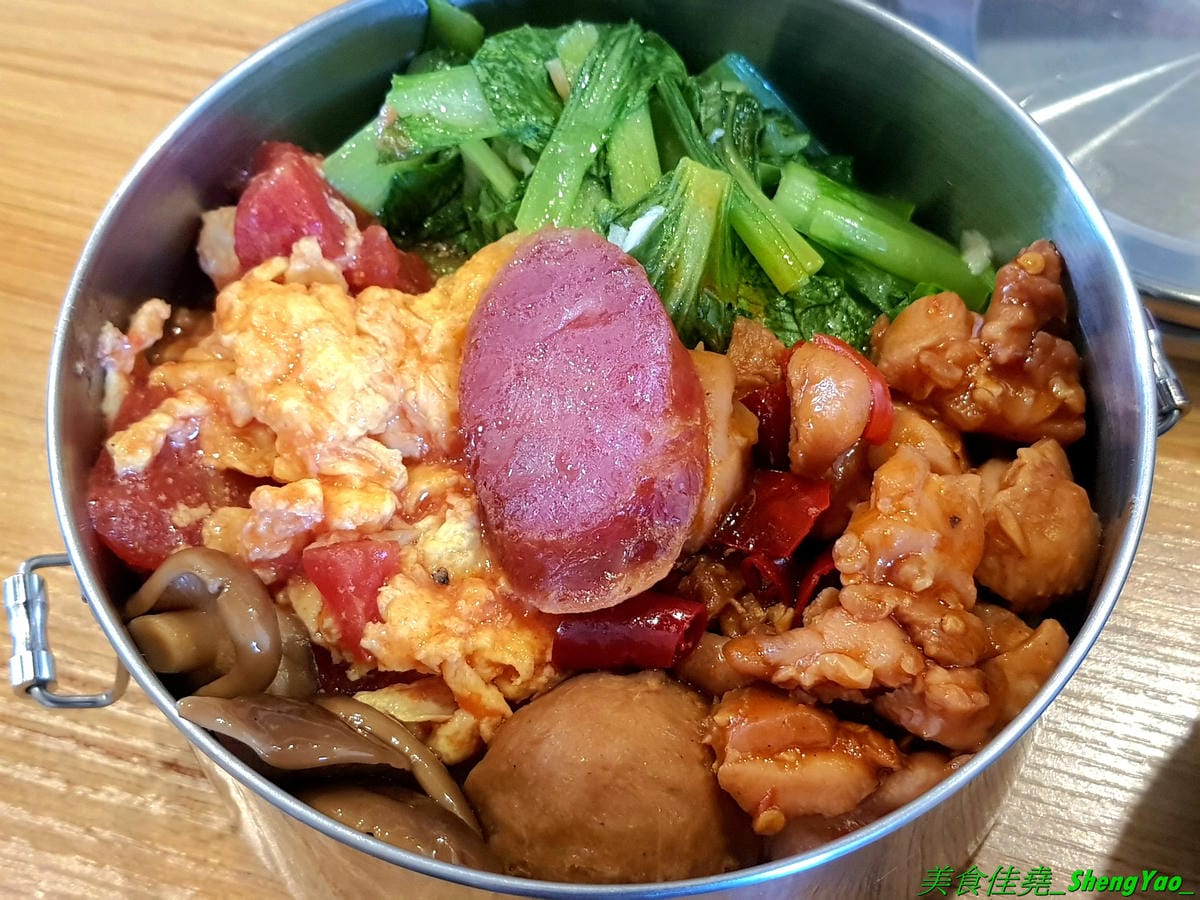 [台中沙鹿]mama手作飯盒 – 沙鹿新開的手作飯盒專賣店,菜色豐盛口味佳,有媽媽的味道,份量充足,還能加大份量連男生都吃得飽,內用是以圓型鐵便當盒當容器,令人想起小時候上學帶便當的日子。