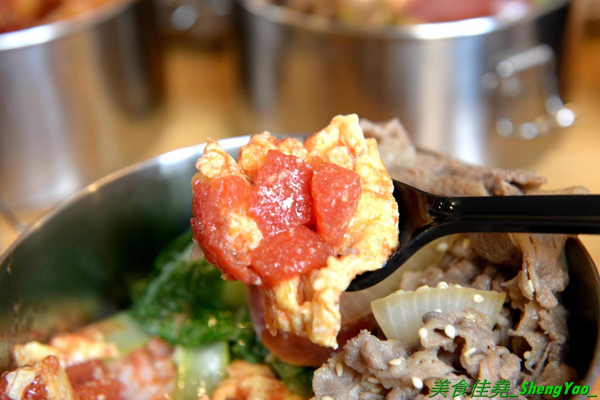 [台中沙鹿]mama手作飯盒 – 沙鹿新開的手作飯盒專賣店,菜色豐盛口味佳,有媽媽的味道,份量充足,還能加大份量連男生都吃得飽,內用是以圓型鐵便當盒當容器,令人想起小時候上學帶便當的日子。