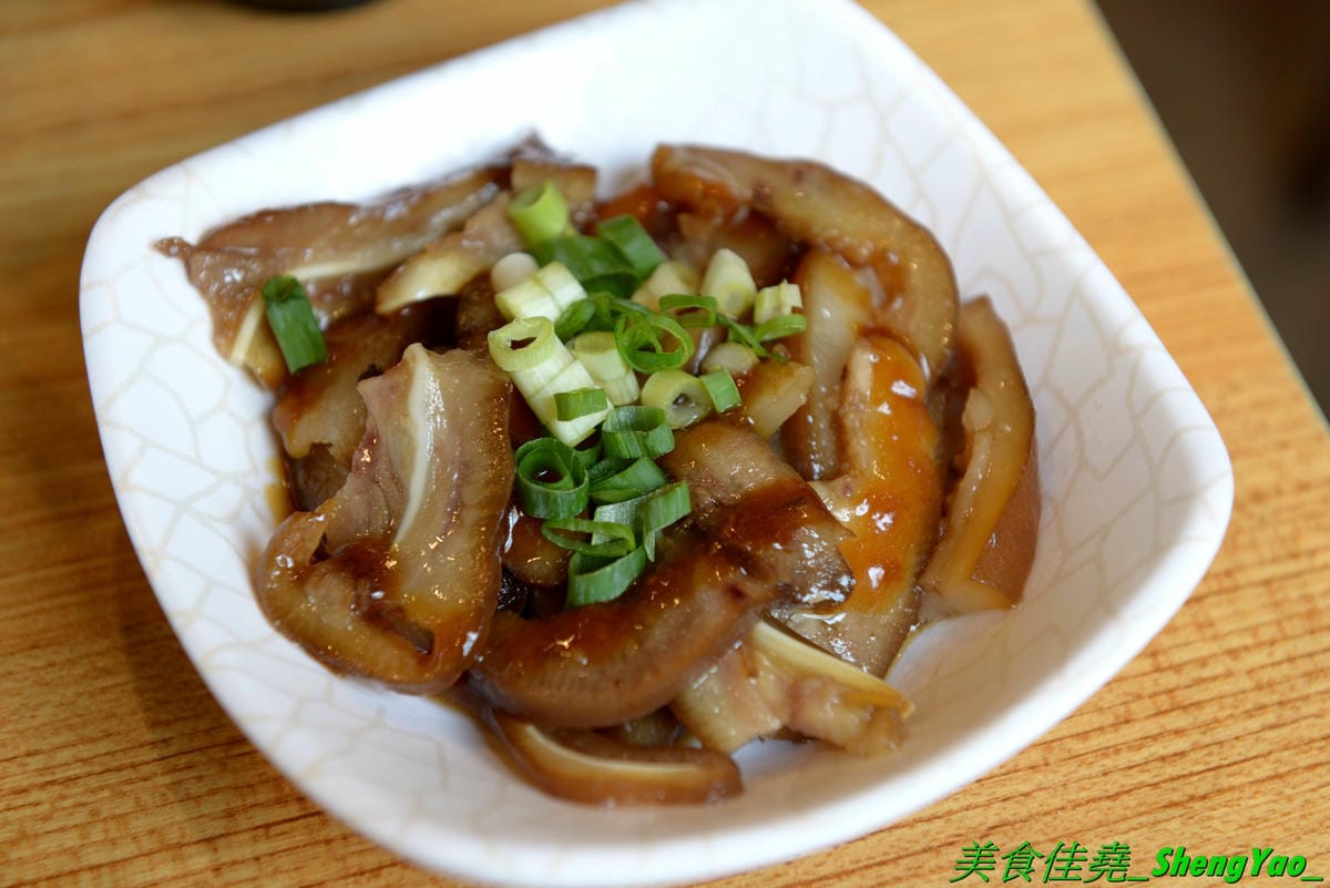 [台中沙鹿]mama手作飯盒 – 沙鹿新開的手作飯盒專賣店,菜色豐盛口味佳,有媽媽的味道,份量充足,還能加大份量連男生都吃得飽,內用是以圓型鐵便當盒當容器,令人想起小時候上學帶便當的日子。