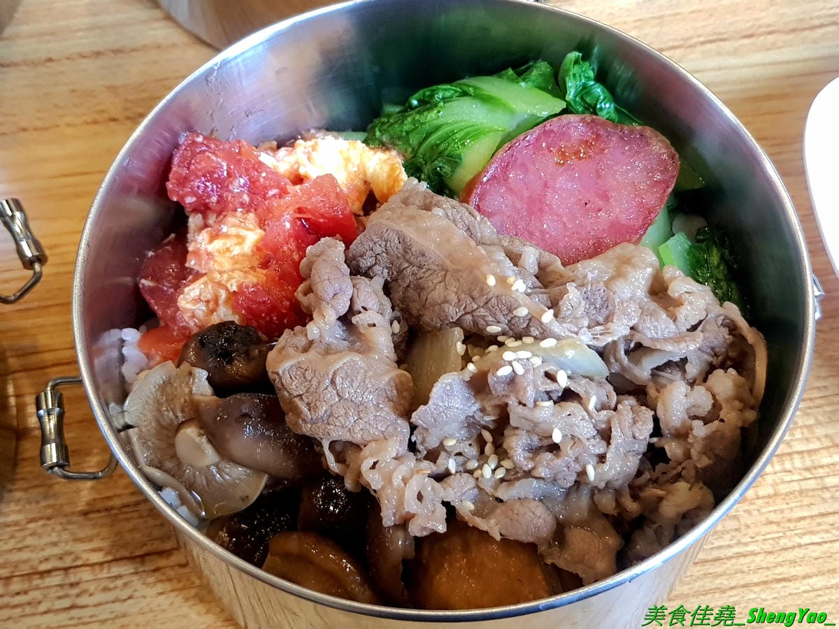 [台中沙鹿]mama手作飯盒 – 沙鹿新開的手作飯盒專賣店,菜色豐盛口味佳,有媽媽的味道,份量充足,還能加大份量連男生都吃得飽,內用是以圓型鐵便當盒當容器,令人想起小時候上學帶便當的日子。