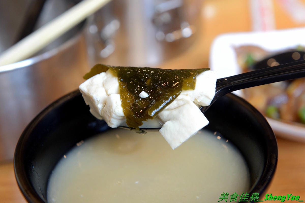 [台中沙鹿]mama手作飯盒 – 沙鹿新開的手作飯盒專賣店,菜色豐盛口味佳,有媽媽的味道,份量充足,還能加大份量連男生都吃得飽,內用是以圓型鐵便當盒當容器,令人想起小時候上學帶便當的日子。