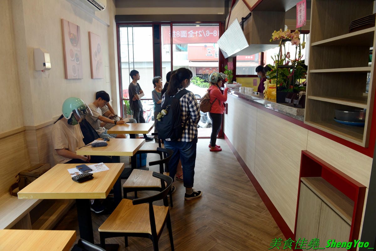 [台中沙鹿]mama手作飯盒 – 沙鹿新開的手作飯盒專賣店,菜色豐盛口味佳,有媽媽的味道,份量充足,還能加大份量連男生都吃得飽,內用是以圓型鐵便當盒當容器,令人想起小時候上學帶便當的日子。