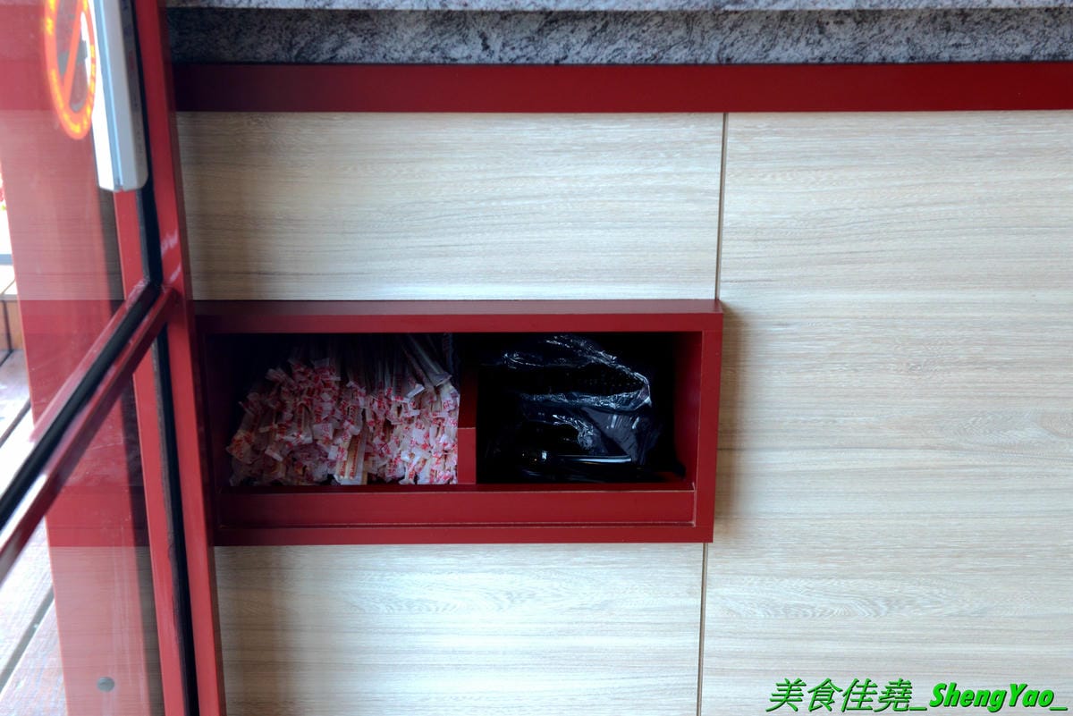 [台中沙鹿]mama手作飯盒 – 沙鹿新開的手作飯盒專賣店,菜色豐盛口味佳,有媽媽的味道,份量充足,還能加大份量連男生都吃得飽,內用是以圓型鐵便當盒當容器,令人想起小時候上學帶便當的日子。