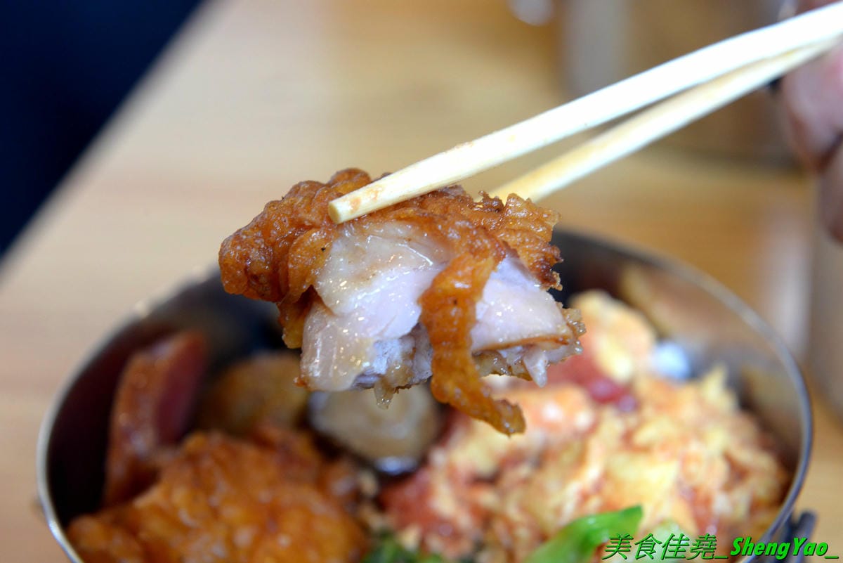 [台中沙鹿]mama手作飯盒 – 沙鹿新開的手作飯盒專賣店,菜色豐盛口味佳,有媽媽的味道,份量充足,還能加大份量連男生都吃得飽,內用是以圓型鐵便當盒當容器,令人想起小時候上學帶便當的日子。