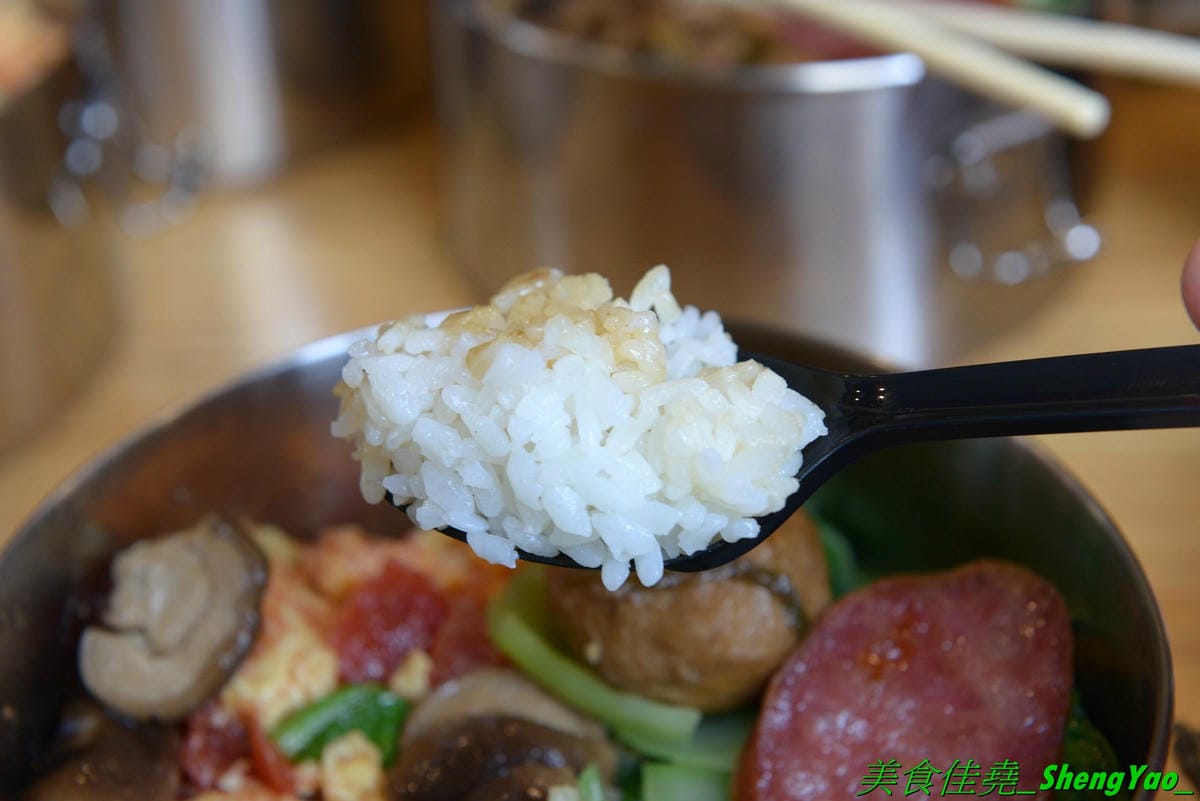 [台中沙鹿]mama手作飯盒 – 沙鹿新開的手作飯盒專賣店,菜色豐盛口味佳,有媽媽的味道,份量充足,還能加大份量連男生都吃得飽,內用是以圓型鐵便當盒當容器,令人想起小時候上學帶便當的日子。