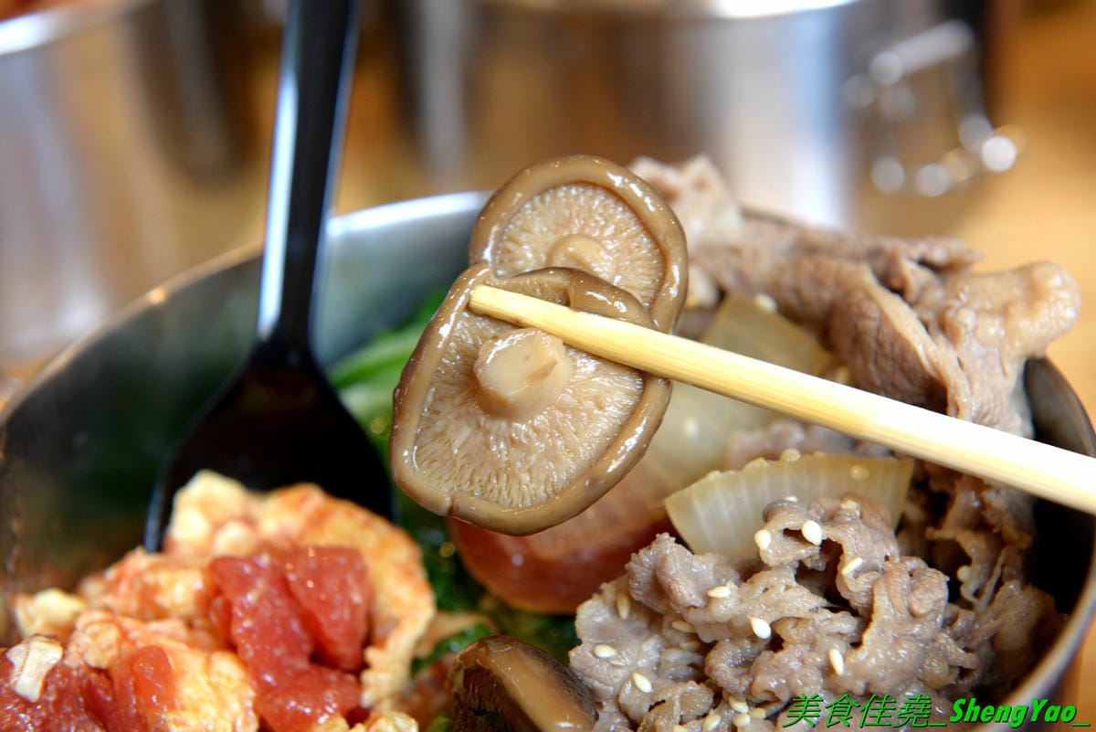 [台中沙鹿]mama手作飯盒 – 沙鹿新開的手作飯盒專賣店,菜色豐盛口味佳,有媽媽的味道,份量充足,還能加大份量連男生都吃得飽,內用是以圓型鐵便當盒當容器,令人想起小時候上學帶便當的日子。