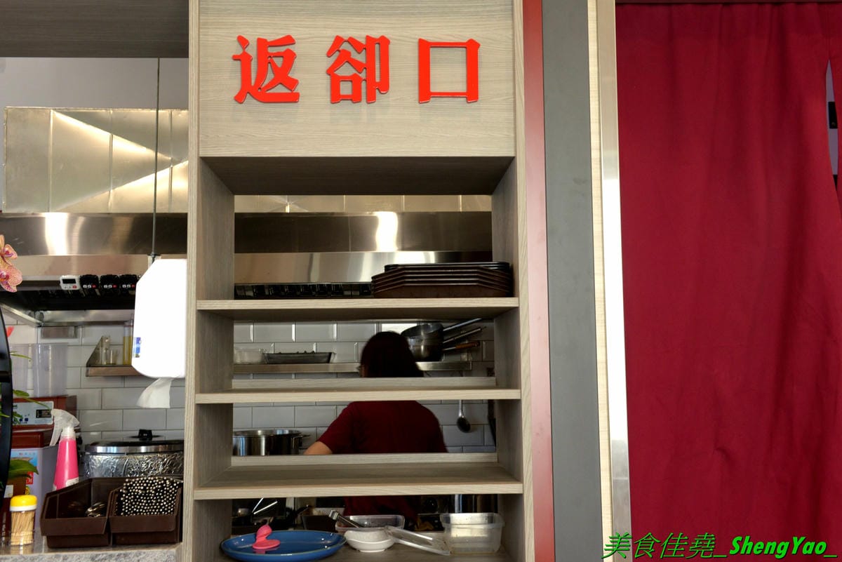 [台中沙鹿]mama手作飯盒 – 沙鹿新開的手作飯盒專賣店,菜色豐盛口味佳,有媽媽的味道,份量充足,還能加大份量連男生都吃得飽,內用是以圓型鐵便當盒當容器,令人想起小時候上學帶便當的日子。