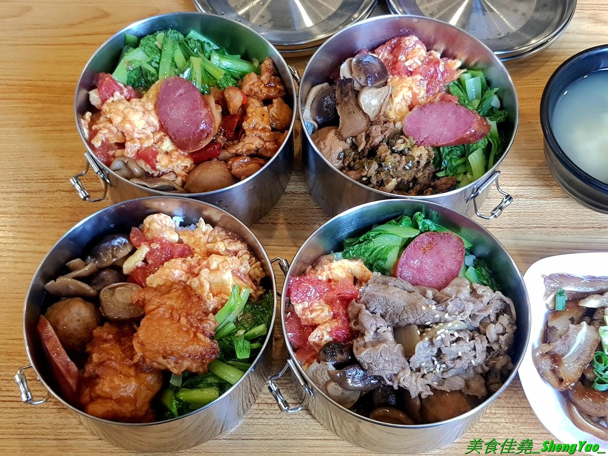[台中沙鹿]mama手作飯盒 – 沙鹿新開的手作飯盒專賣店,菜色豐盛口味佳,有媽媽的味道,份量充足,還能加大份量連男生都吃得飽,內用是以圓型鐵便當盒當容器,令人想起小時候上學帶便當的日子。