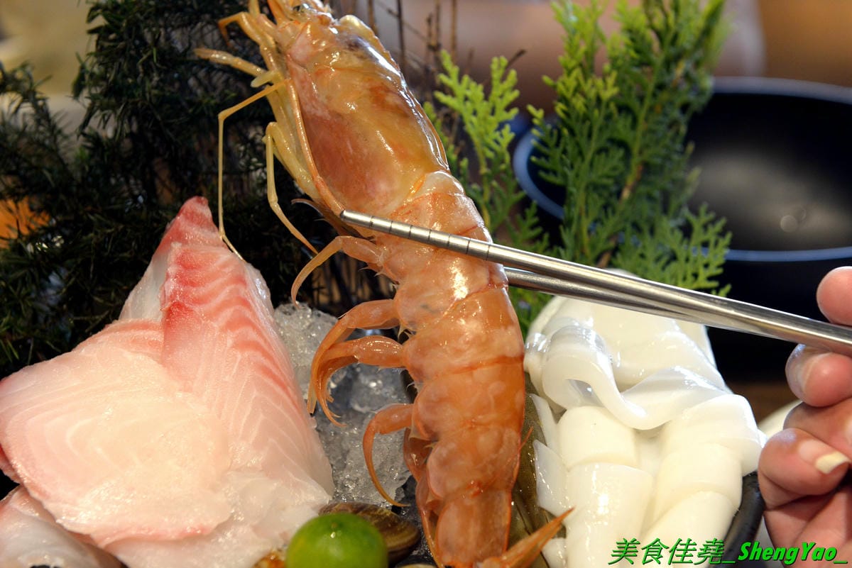 [台中沙鹿]尚石苑 石頭火鍋 2019 – 台中海線燒酒雞鍋霸主,鍋物種類豐富,肉品食材新鮮,新推出香菇瓜仔烏骨雞鍋,多層次風味湯頭,越煮越香越夠味。消費滿額還能玩轉珠,全都有獎最大獎是龍蝦一