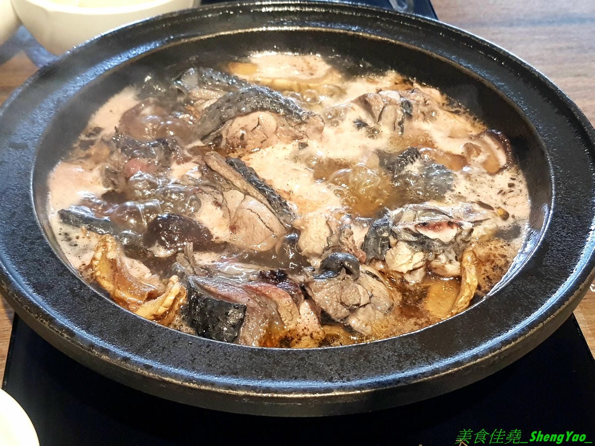 [台中沙鹿]尚石苑 石頭火鍋 2019 – 台中海線燒酒雞鍋霸主,鍋物種類豐富,肉品食材新鮮,新推出香菇瓜仔烏骨雞鍋,多層次風味湯頭,越煮越香越夠味。消費滿額還能玩轉珠,全都有獎最大獎是龍蝦一