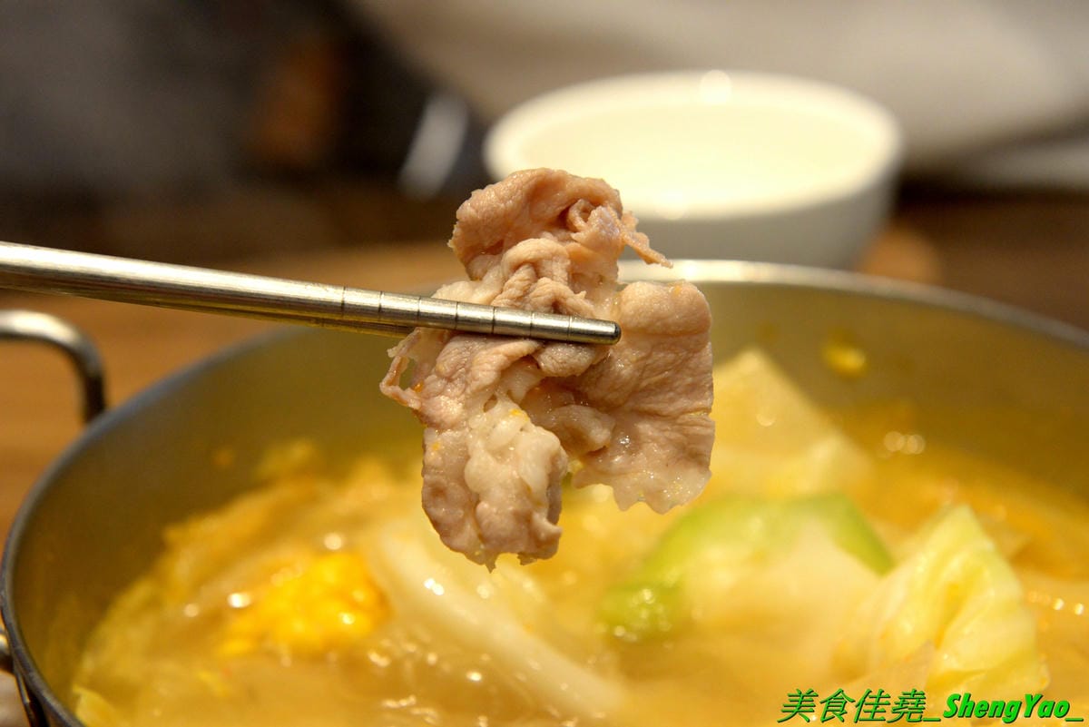 [台中沙鹿]尚石苑 石頭火鍋 2019 – 台中海線燒酒雞鍋霸主,鍋物種類豐富,肉品食材新鮮,新推出香菇瓜仔烏骨雞鍋,多層次風味湯頭,越煮越香越夠味。消費滿額還能玩轉珠,全都有獎最大獎是龍蝦一