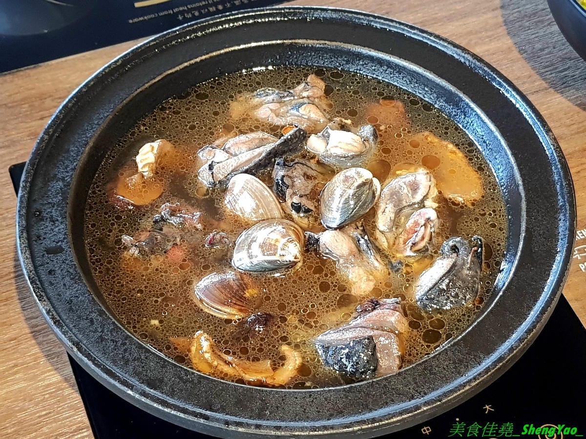 [台中沙鹿]尚石苑 石頭火鍋 2019 – 台中海線燒酒雞鍋霸主,鍋物種類豐富,肉品食材新鮮,新推出香菇瓜仔烏骨雞鍋,多層次風味湯頭,越煮越香越夠味。消費滿額還能玩轉珠,全都有獎最大獎是龍蝦一