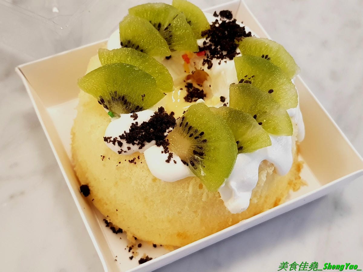 [台中西區]黛黛茶DailyDae – 八點檔連續劇男星”謝承均”開的手搖飲料店,台中少見的歐風茶飲專賣店,全台首家店,歐式復古風格裝潢霸氣顯眼,還有內用區和網美拍照背景牆,飲品大推水果大吉嶺系列,